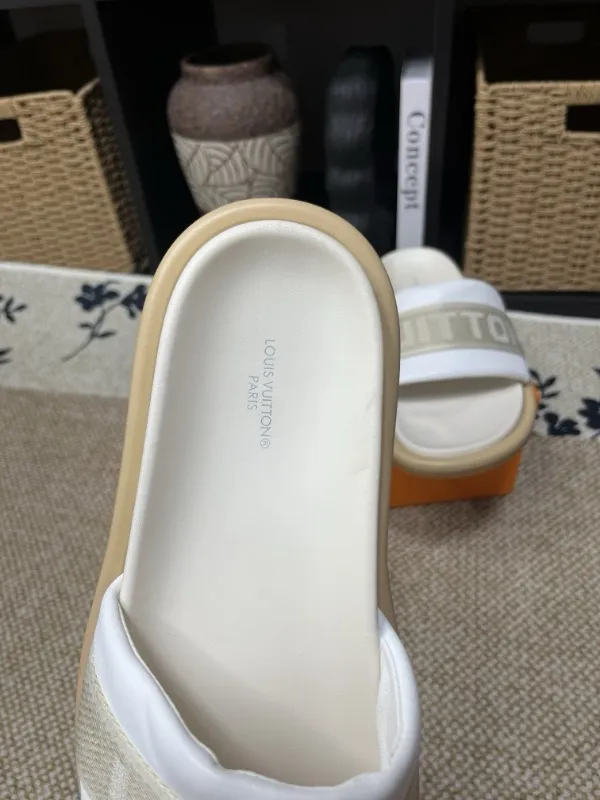 P320💰[New model] Long-term availability, 2025 new model, couple model [LOUlS VUlTTON] comes with drawer box, bag, card, invoice "Louis Vuitton ~ unique modern sandals. 》LV counter purchasing 🏃Men's and women's casual slippers, sold at the same time at the counter, the original old flower material upper is soft and comfortable, (refuses to discolor and rub the feet) sole: original factory special combination original sole, code number: 35--46 4 multiple colors 🉑️ to choose from